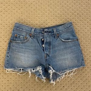 BARELY WORN LEVI SHORTS